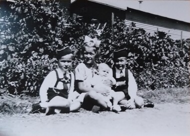 Photograph, Heinz, Holding and Hoefer children, 1942