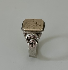 Decorative object - Ring - signet, Von Hardenberg, Signet ring