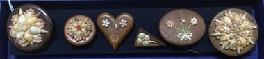 Decorative object - Brooch, Set of six Wood and Shell Brooches