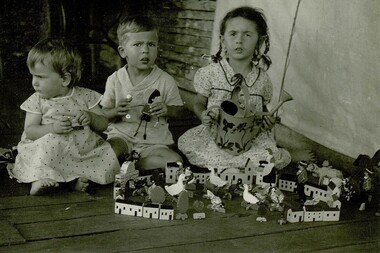 Photograph, Georg Hoffman children and toys