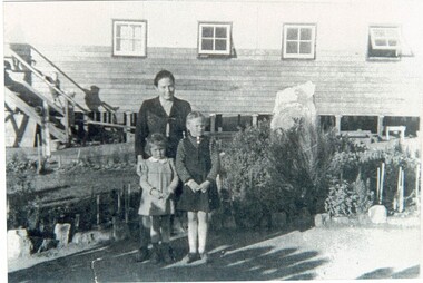 Photograph, Ella Grozinger and children