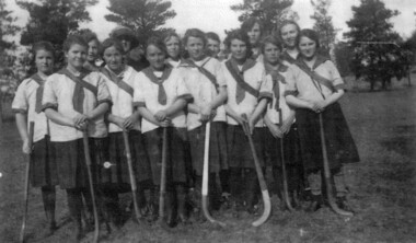 1921 Hockey girls