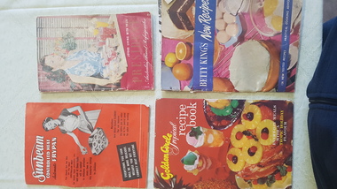 Cook books / Handy Hints books