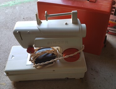 Equipment - Sewing machine - Singer (Child's)