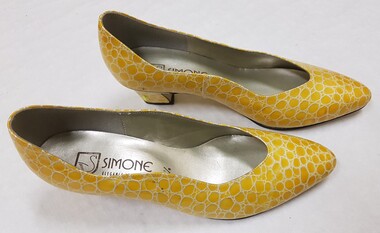 Ladies yellow mediume heeled shoes