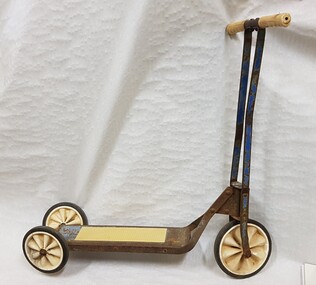 Leisure object - Three-wheeled scooter