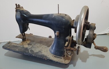 Equipment - Sewing Machine - Singer - hand operated