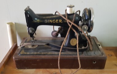 Equipment - Sewing Machine - Singer - Electric