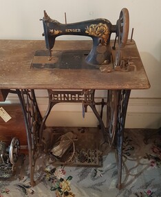 Equipment - Sewing Machine - Singer - Treadle