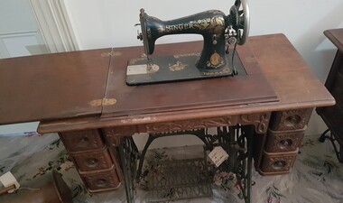 Equipment - Sewing Machine - Singer - Treadle