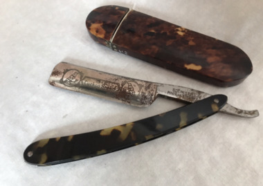 Functional object - Razor - cut throat & case