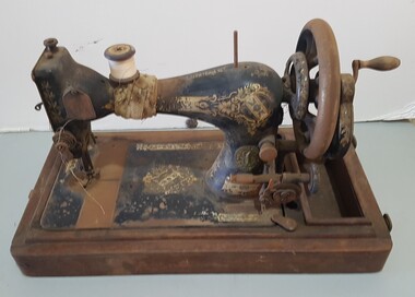 Equipment - Sewing Machine - Singer - hand operated