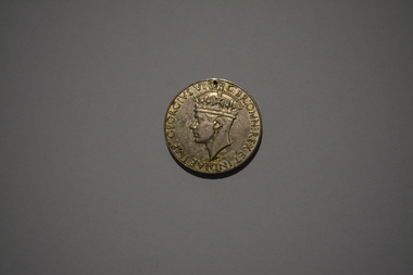 Round shaped silver metal medal  depicting a head with crown and on the reverse side a lion.