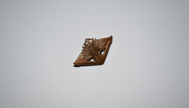 Brass badge features tri-services surmounted by the crown, with a boomerang underneath with the text 'RETURNED FROM ACTIVE SERVICE' . 