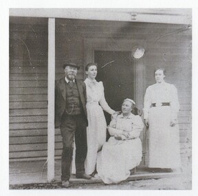 Black and white photograph, The Howlett Family of 'Wynawang', Wickliffe