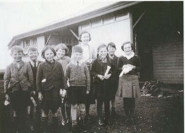 Black and white photograph, Lake Bolac state school, No 854.  Grades 3/4, 22/09/1933