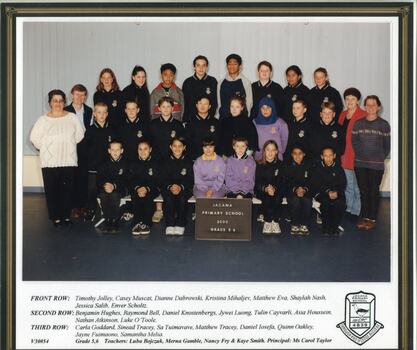 School photo of students in three rows, with two adults on each side.