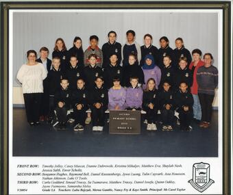 School photo of students in three rows, with two adults on each side.