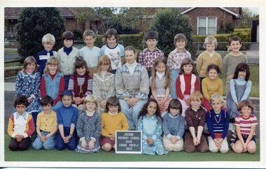 Formal Class photograph, Children are in three Rows, the front Row Kneeling, Centre of the second row is an adult.