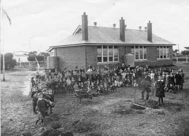 Chelsea State School and children 1916