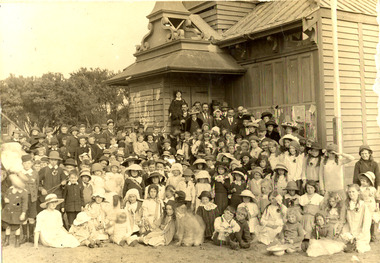 Chelsea State School pupils outside Hoadleys Joss House c1912