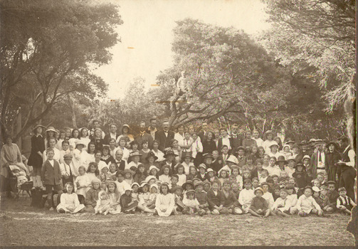 Chelsea State School pupils and adults picnic