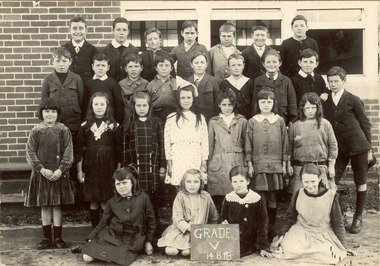 P01009 Chelsea State School Grade 5 c1918 pupils