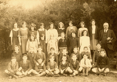 P01010 Chelsea State School Grade 8 c1921 pupils