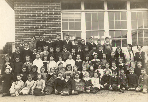 P01016 Chelsea State School Grade 3_4 pupils and teachers c1917