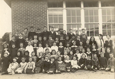 P01016 Chelsea State School Grade 3_4 pupils and teachers c1917
