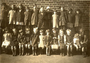 P01018 Chelsea State School little girls