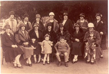P01020 Chelsea State School Mothers Club and children c1922