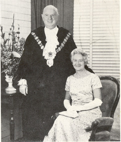 P00048 Mayor Les Payne and Mayoress 1947