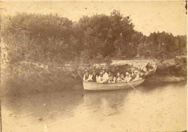 P00453 Brown family in boat Mordailloc Creek c1882