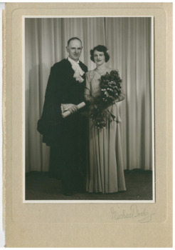 P00049 Mayor and Mayoress Les Payne in mayoral robes 1947