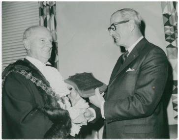 P00058 Mayor Payne with plaque Lord Mayor of Hobart Sir Basil Osborne
