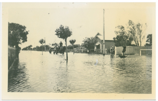 P00063 1934 December floods Argyle Avenue boys playing