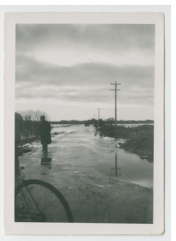 P00066 Floods 1934 Thames Promenade Beardsworth Avenue looking east
