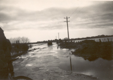 P00366 SEC Wilke truck heading E to Wells Rd Hall floods 1934