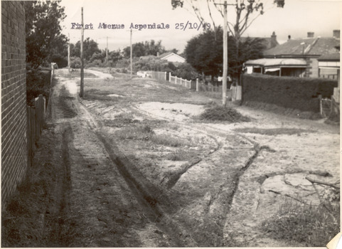P00090 First Ave Aspendale unmade road 1949