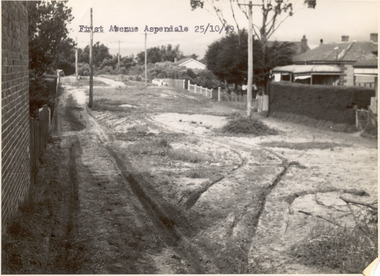 P00090 First Ave Aspendale unmade road 1949