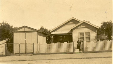 P00109 Mrs Baxter outside her house Chelsea Rd
