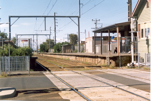 P00697 Chelsea Railway Station Cream c1990