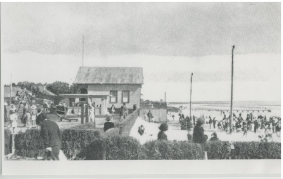 P000180 Chelsea Beach scene Life Saving Club Chelsea Park