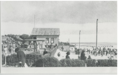 P000180 Chelsea Beach scene Life Saving Club Chelsea Park