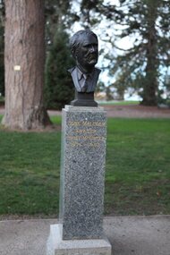 Public Artwork, Peter Nicholson, John Malcom Fraser (Prime Ministers Walk) by Peter Nicholson