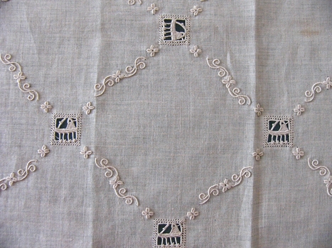 Aemilia-Ars Table Runner