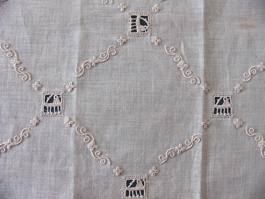 Aemilia-Ars Table Runner