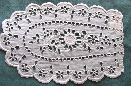 Broderie Anglais Jabot (part)