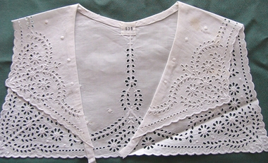 Broderie Anglais Collar